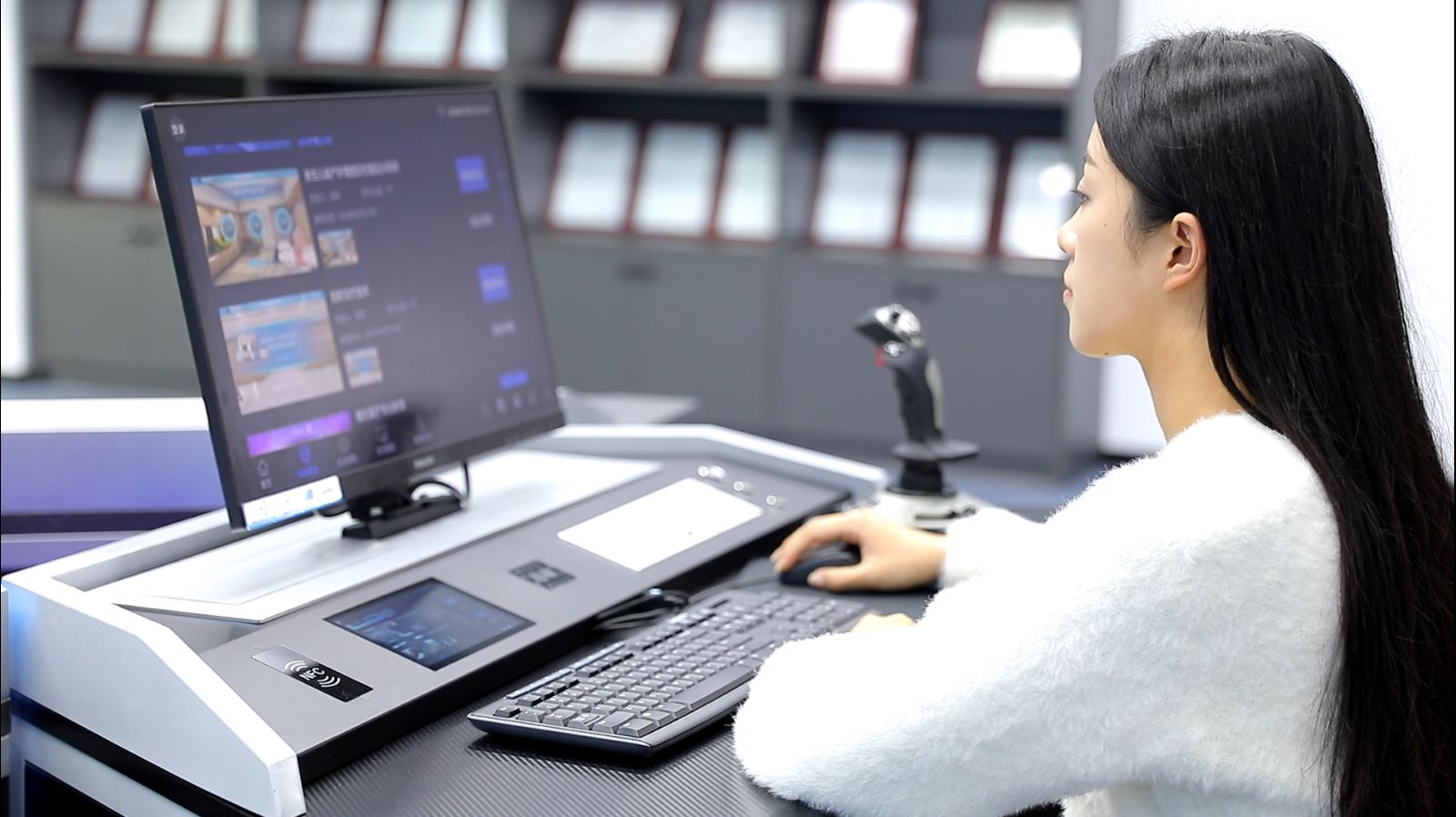 学生通过数字工作站，可以模拟新能源汽车专业技能和证书考试